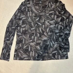 The North Face women’s Black and Gray v neck camo Shirt Size XL